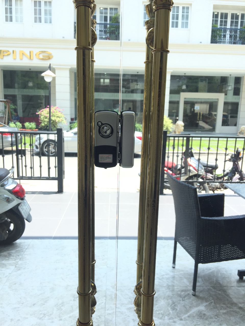 Lắp đặt khóa cửa kính LH300-GS