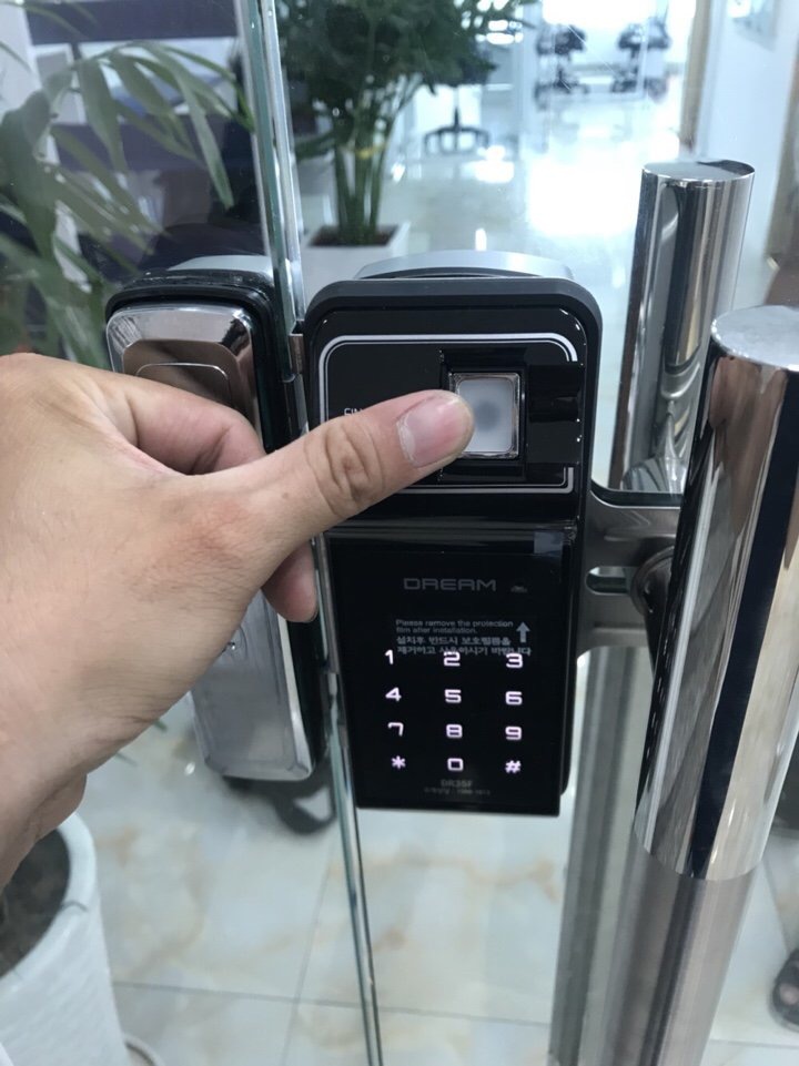 Lắp đặt khóa cửa kính Evernet LH600FG-SN tại Hà Nội