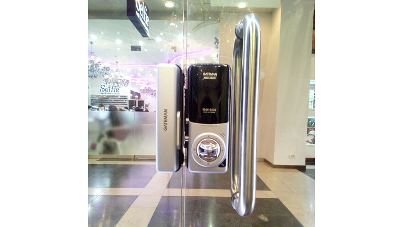 Lắp đặt khóa cửa kính Gateman Shine 2 Way tận nơi tại Hà Nội