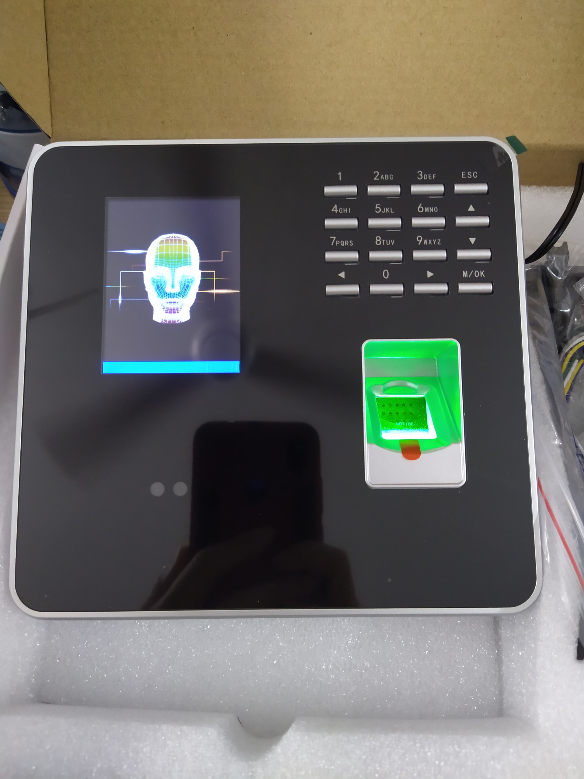 may-cham-cong-nhan-dien-guong-mat-ronald-f-800