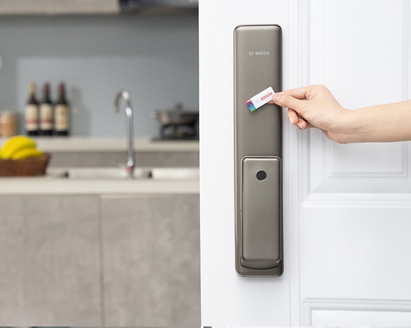 Khóa cửa điện tử Bosch FU750 với phương thức mở khóa hiện đại