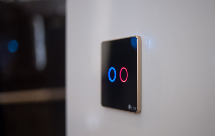 Công tắc cảm ứng lumi vói đèn led thể hiện trạng thái