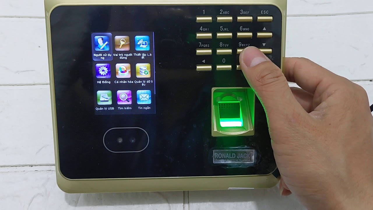 lắp đặt Máy chấm công khuôn mặt Ronald Jack F300PLUS