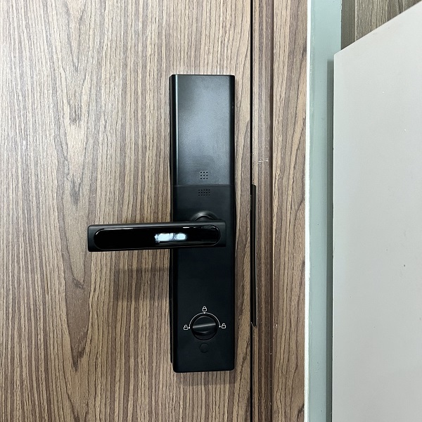 Nút an toàn bên trong của khóa cửa thông minh IMOU K2C