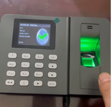 Test thử dấu vân tay sau khi cài đặt xong trên máy chấm công